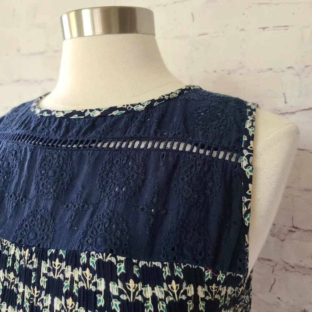 Charlie Paige Navy Floral Print with Eyelet Lace Sleeveless Top Medium